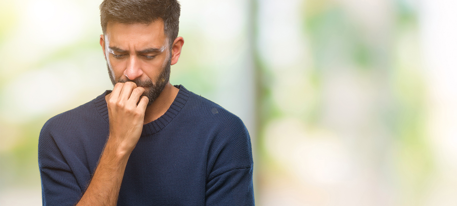 Hämorrhoiden veröden – versuchen Sie lieber erst einmal den sanften Weg ohne Medikamente und Operation. Mann denkt nach.